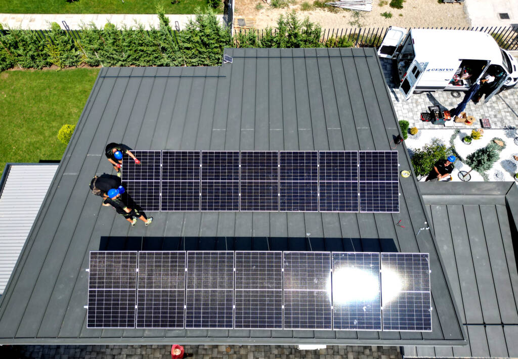 Instalare panouri fotovoltaice pentru o locuință cu orientare nordică